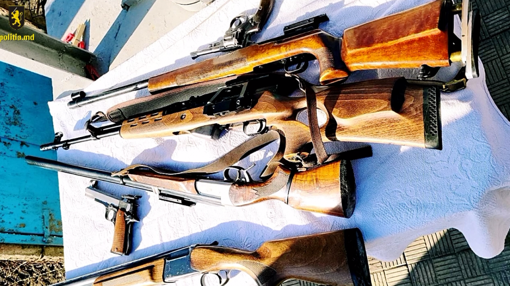 Arsenal de arme și muniții, depistate în casa unui bărbat de 77 ani